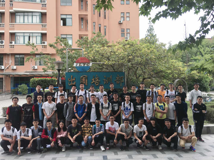 国际部学生参加全国留学语言等级考试 合照.jpg