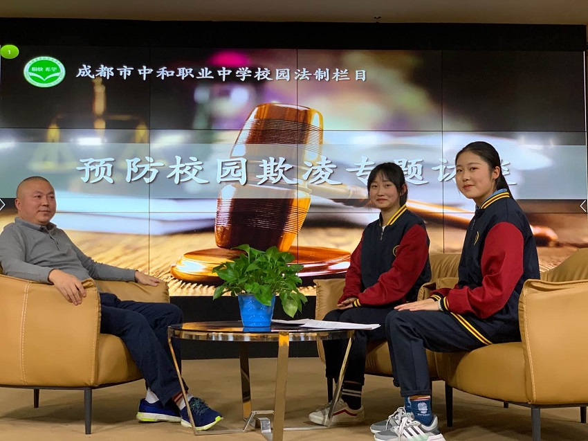 录制校园法制栏目（右1）.jpg